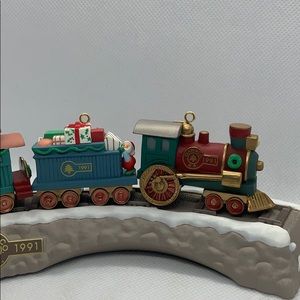 Vintage Hallmark 1991 - Christmas Train & Tressle